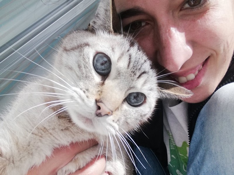 Andreia com gato ao colo